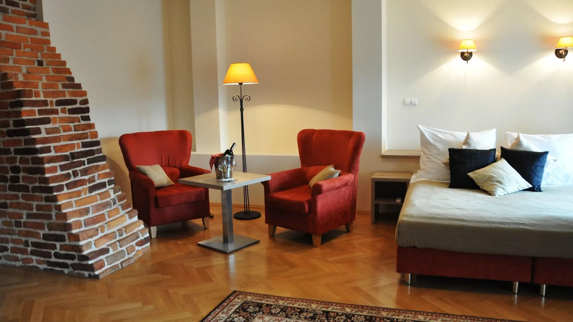 Hotel Santi Краков 4*,